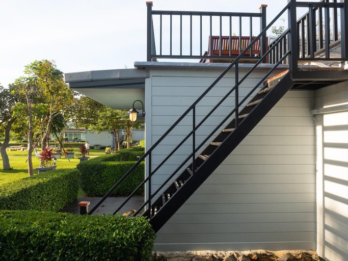 Exterior 8