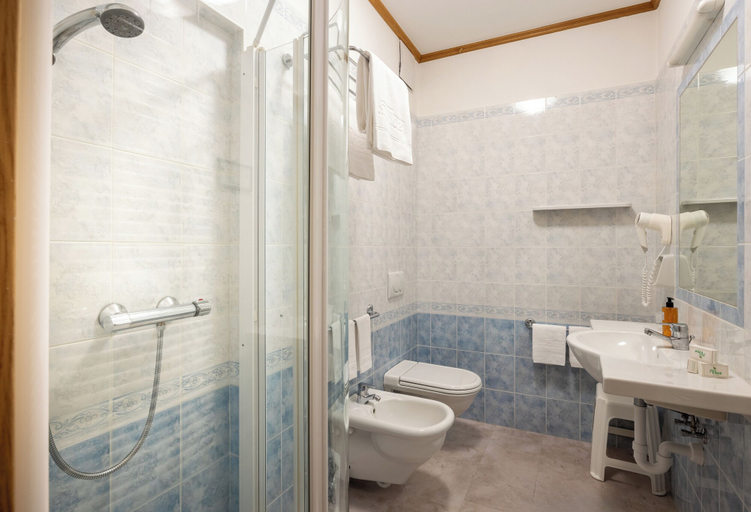 Bathroom 3, Hotel Vioz - Family Hotel & Apartments, Trento