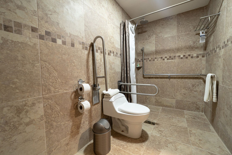 Bathroom 5, TRYP by Wyndham Guayaquil Airport, Guayaquil