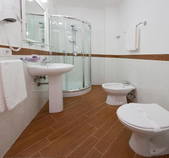 Bathroom 5, Hotel Royal Hills, Napoli