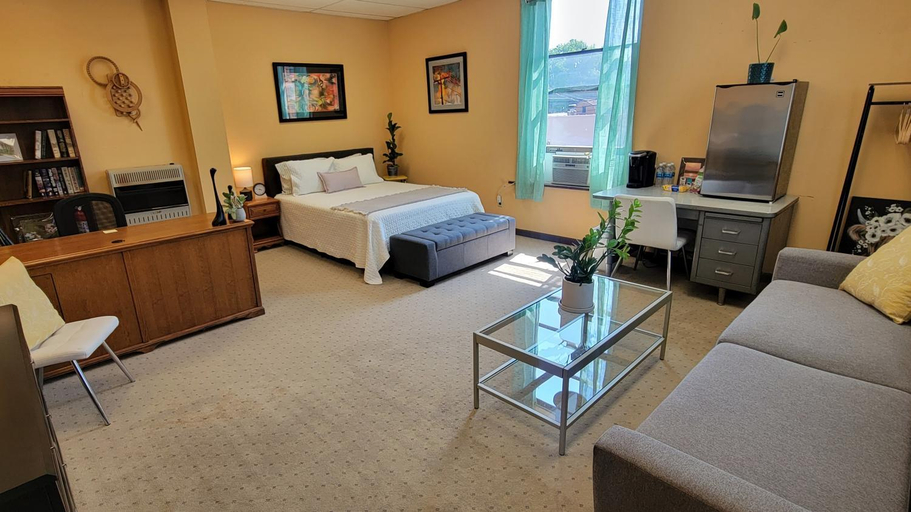 Guestroom, Upstage Stay, Ross