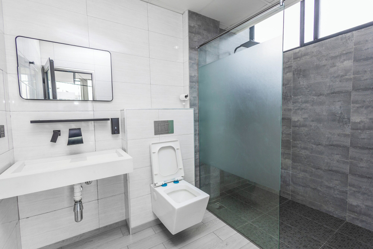 Bathroom 4, Bankable Roomzzz, Accra