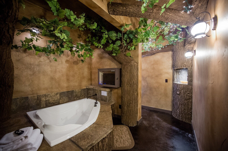 Bathroom 4, Eureka Springs Treehouses, Hobbit Caves & Castles, Carroll