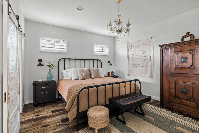Bedroom, Historic 1 BR Cottage | Mountain Views | Firepit, Kendall