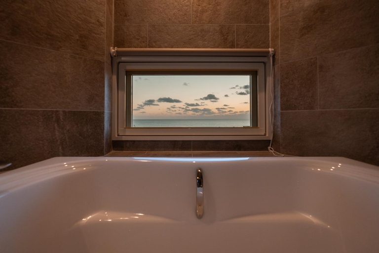 Bathroom 2, Cruise Room DESLIE IRABU, Miyakojima