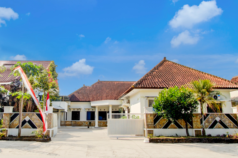 Exterior & Views 2, OYO 94019 Hotel Syariah Griya Wisata, Wonogiri