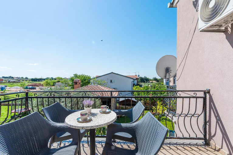 Others 5, Apartments Morena, Novigrad