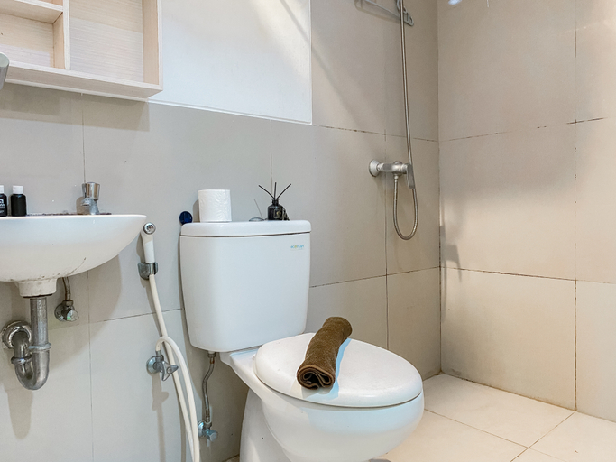 Bathroom 5, Modern Look and Restful Studio at Azalea Suites Apartment By Travelio, Cikarang