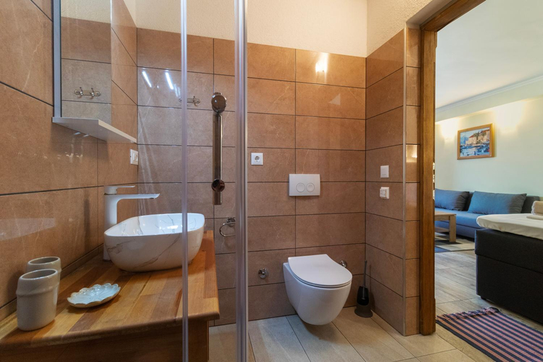 Shower 5, Taverna & Rooms, Sutivan