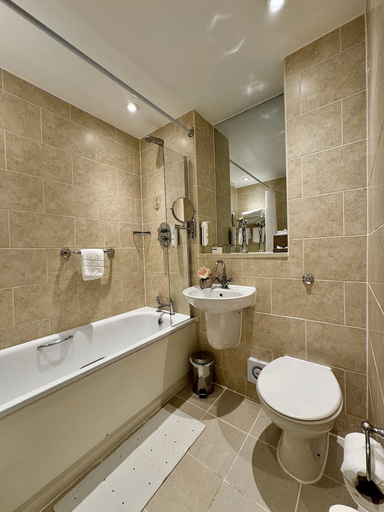 Bathroom 5, Grovefield House Hotel By Uno -FREE PARKING, Buckinghamshire