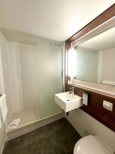 Bathroom 4, Campanile Chantilly, Oise
