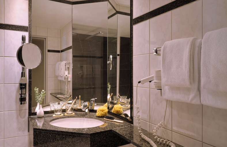 Bathroom 5, Leonardo Royal Hotel Baden-Baden, Baden-Baden
