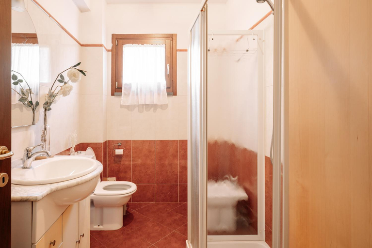 Bathroom 2, Ema's guest house, Lucca