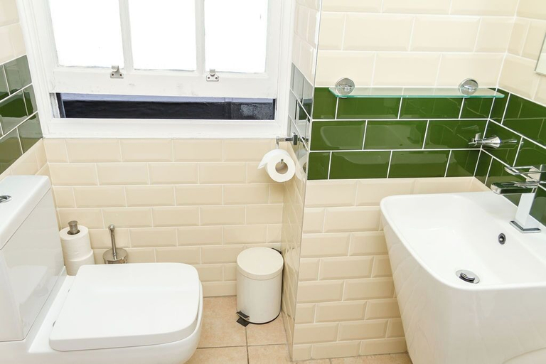 Bathroom 4, The Captain Cook Hotel, London