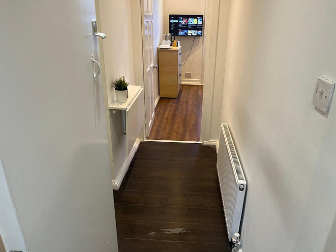 Others 5, Y2 rest house ltd, London