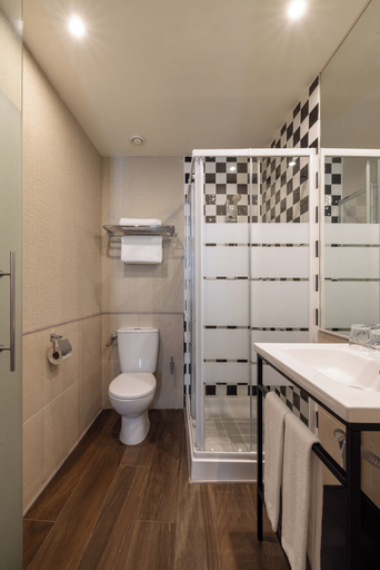 Bathroom 4, Avenida Gran Via, Madrid