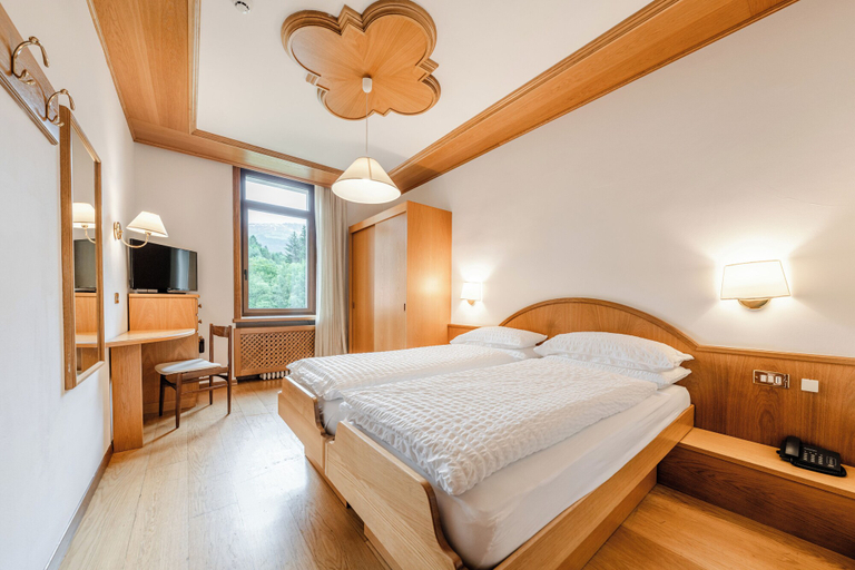 Bedroom 2, Hotel Vioz - Family Hotel & Apartments, Trento