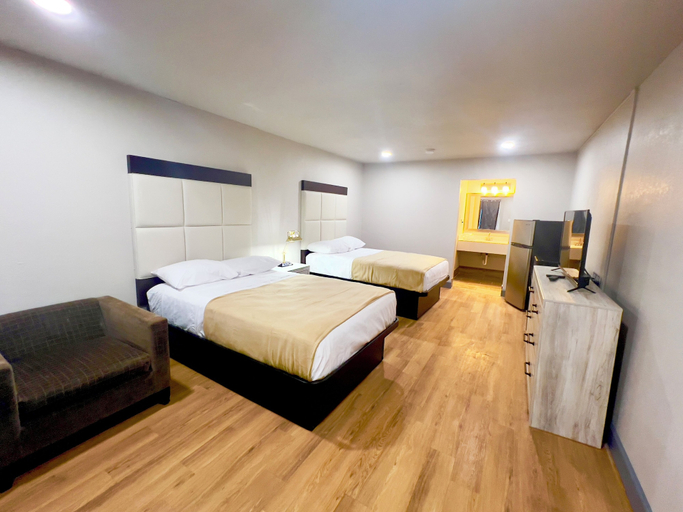 Bedroom 2, Economy Inn and Suites, Tulsa