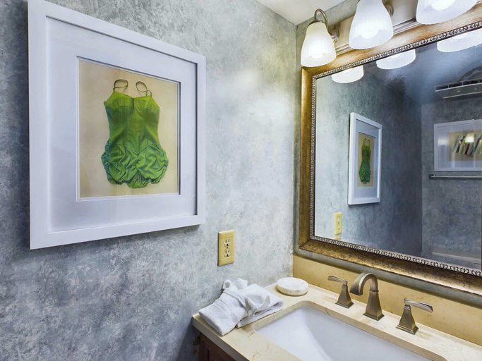 Bathroom 4, Chic Beachfront Escape: Dreamy View, Balcony, Pool, Escambia