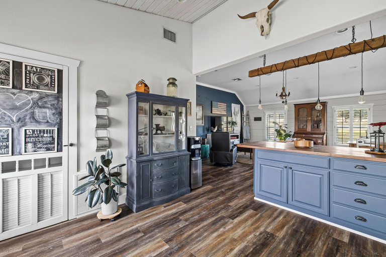 Food & Drinks 4, Historic 1 BR Cottage | Mountain Views | Firepit, Kendall