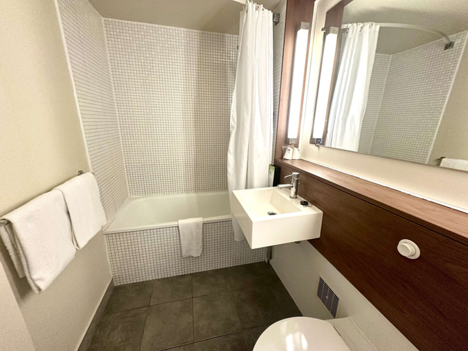 Bathroom 4, Campanile Chantilly, Oise