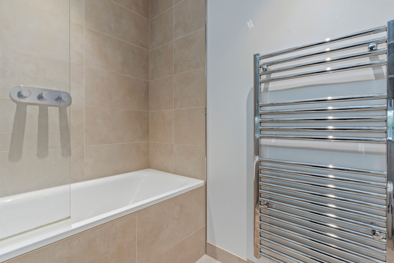 Bathroom 4, Elegant 2 Bed Apartment Within Many Attractions, London