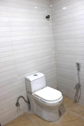 Bathroom 5, Park Royale Hotel, Kolkata