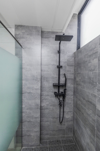 Bathroom 4, Bankable Roomzzz, Accra