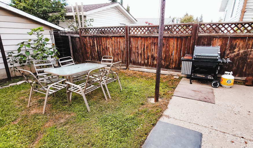 Outdoor dining 5, The Canary 223, Division No. 6