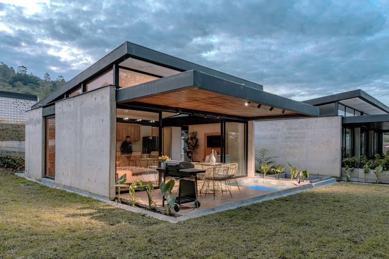 Exterior & Views