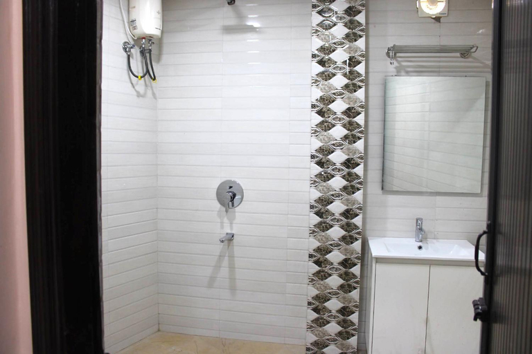 Bathroom 3, Park Royale Hotel, Kolkata