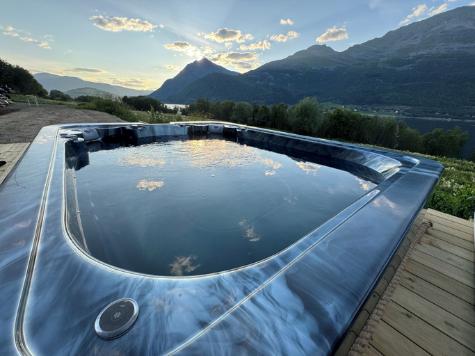 Outdoor spa tub, Ragnars Castle, Tjeldsund