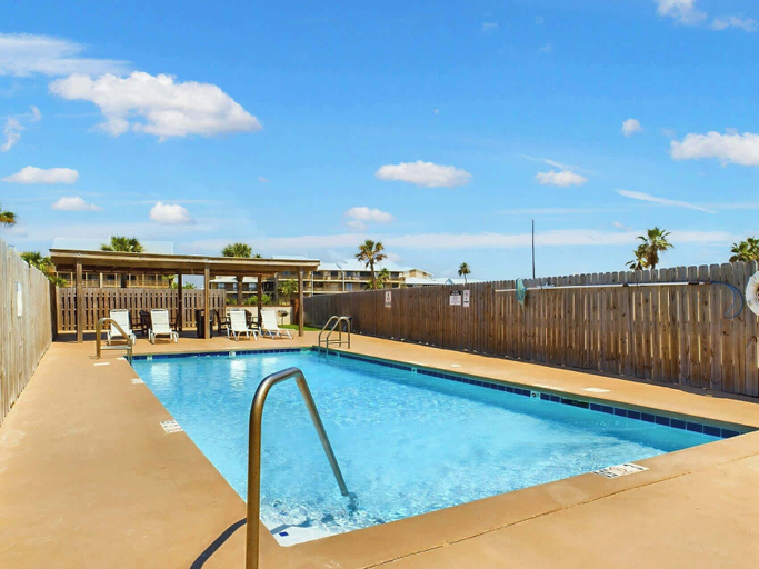 Sport & Beauty 5, Chic Beachfront Escape: Dreamy View, Balcony, Pool, Escambia
