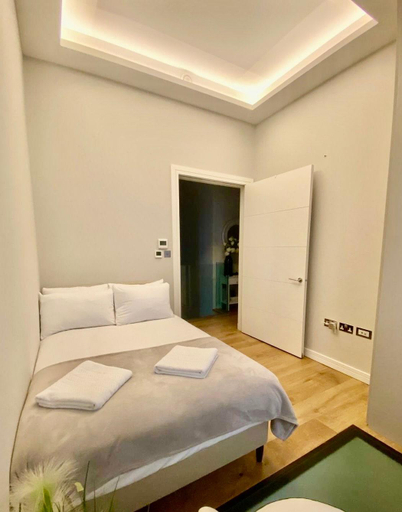 Others 4, Three Bed, Luxurious Leicester Square Duplex, London