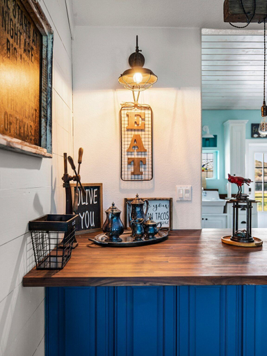 Food & Drinks 5, Historic 1 BR Cottage | Mountain Views | Firepit, Kendall