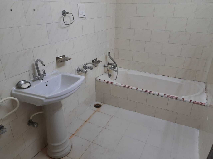Bathroom 4, Rahul Homestay, Kullu