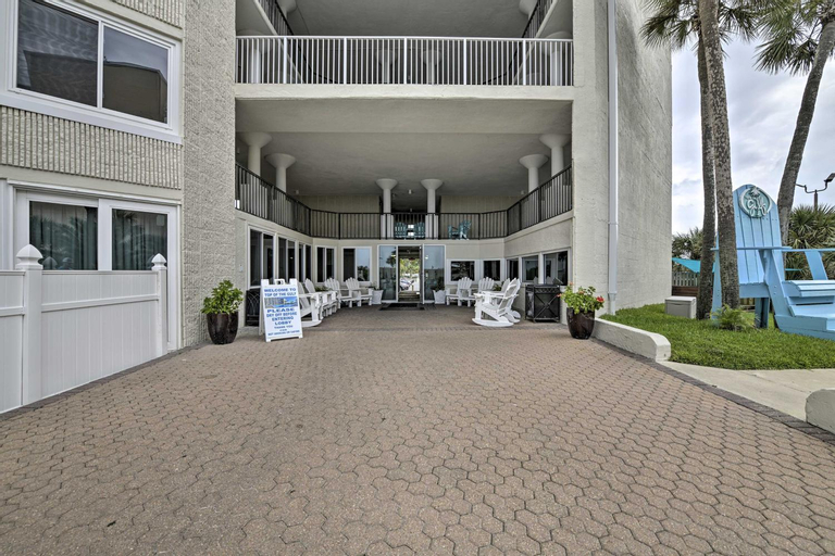Sandpiper Studio PCB Retreat with Resort Pool!, Bay