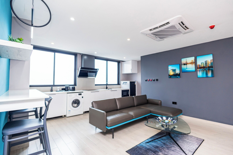 Others 5, Bankable Roomzzz, Accra