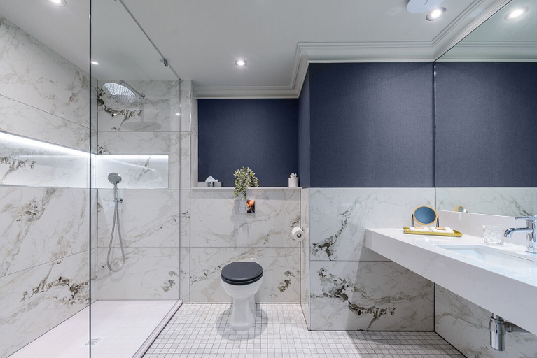Bathroom 5, The Victoria