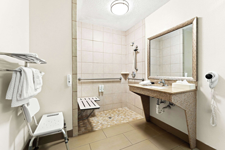 Bathroom 5, Quality Inn Americus, Sumter