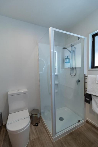 Bathroom 4, The Bealey Hotel, Selwyn