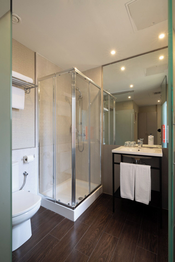 Bathroom 4, Avenida Gran Via, Madrid