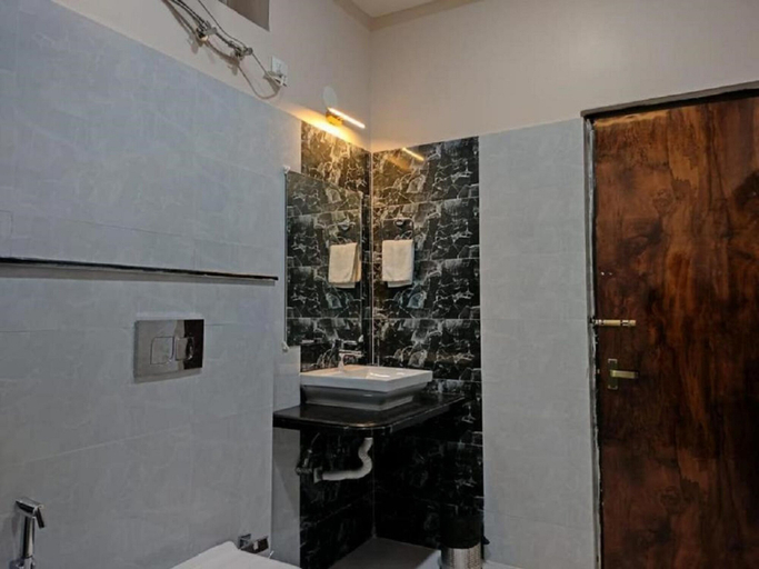 Bathroom 4, The Sea Horse, Purba Medinipur