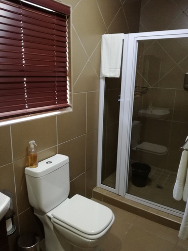 Bathroom 4, Belmont Guesthouse, Mangaung