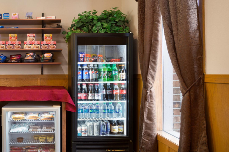 Food & Drinks 4, Deluxe Inn & Suites, Crawford