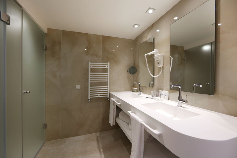 Bathroom 5, Iberostar Selection Playa de Palma, Baleares