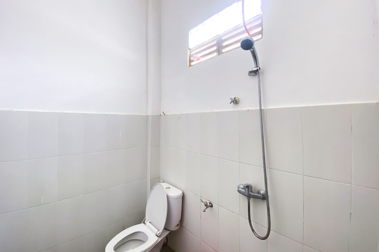 Bathroom, Wisma Al-Araf Syariah Mitra RedDoorz Palembang, Palembang