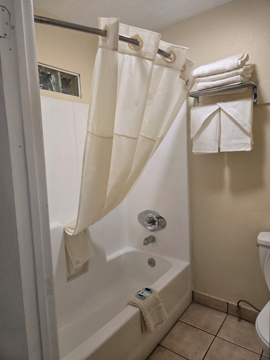 Bathroom 4, Rodeway Inn & Suites Blythe I-10, Riverside