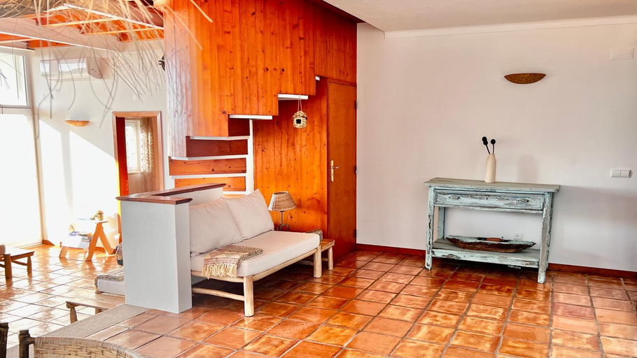 Others 4, Lovely Beach House with Stunning View, Sesimbra