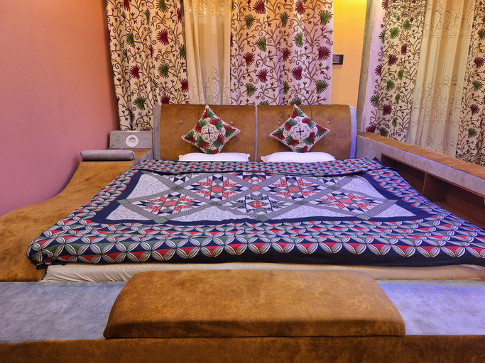 Bedroom 3, Oak Heaven Cottage, Baramulla